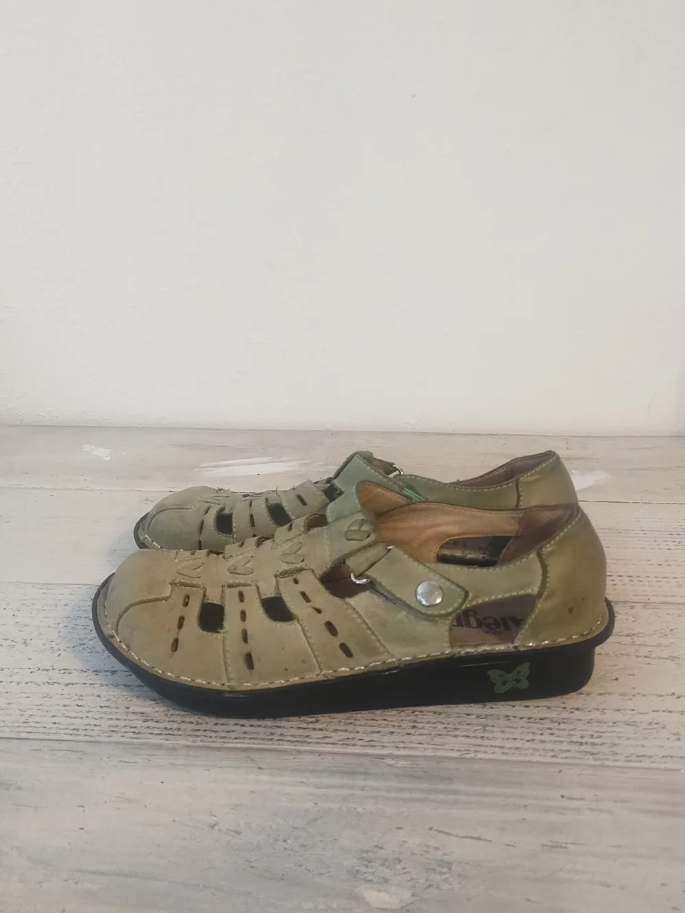 Girls  Green Cutout Comfort Sandals very good condition